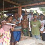 Relawan Gerakan Sekali Putaran (GSP) Provinsi Papua Selatan sedang foto bersama dengan masyarakat di Kampung Kuper, Distrik Semangga, Kabupaten Merauke usai membagi ratusan paket susu gratis serta marchandise – Surya Papua/Frans Kobun