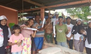Relawan Gerakan Sekali Putaran (GSP) Provinsi Papua Selatan sedang foto bersama dengan masyarakat di Kampung Kuper, Distrik Semangga, Kabupaten Merauke usai membagi ratusan paket susu gratis serta marchandise – Surya Papua/Frans Kobun