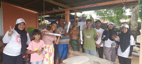 Relawan Gerakan Sekali Putaran (GSP) Provinsi Papua Selatan sedang foto bersama dengan masyarakat di Kampung Kuper, Distrik Semangga, Kabupaten Merauke usai membagi ratusan paket susu gratis serta marchandise – Surya Papua/Frans Kobun