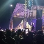 Onna Hetharua dalam aksi panggungnya dalam hajatan panggung hiburan yang berlangsung semalam – Surya Papua/Frans Kobun
