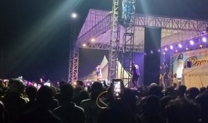 Onna Hetharua dalam aksi panggungnya dalam hajatan panggung hiburan yang berlangsung semalam – Surya Papua/Frans Kobun