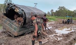 Truk milik TNI yang sedang berjibaku di tengah lumpur menuju ke Pos Satgas di Naukenjerai – Surya Papua/IST