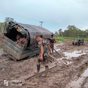 Truk milik TNI yang sedang berjibaku di tengah lumpur menuju ke Pos Satgas di Naukenjerai – Surya Papua/IST