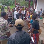 Bupati Merauke, Romanus Mbaraka saat bersama masyarakat di Kampung Kweel, Distrik Elikobel – Surya Papua/Frans Kobun