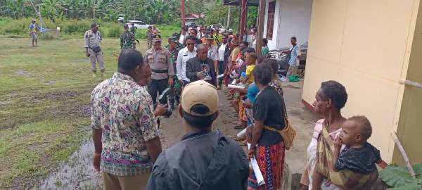 Bupati Merauke, Romanus Mbaraka saat bersama masyarakat di Kampung Kweel, Distrik Elikobel – Surya Papua/Frans Kobun