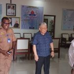 Diskusi lepas disertai canda tawa antara Uskup Mandagi bersama Bupati Merauke, Romanus Mbaraka – Surya Papua/Frans Kobun