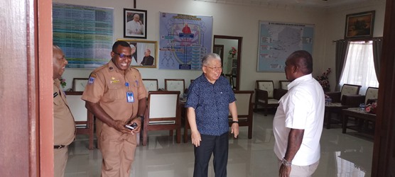 Diskusi lepas disertai canda tawa antara Uskup Mandagi bersama Bupati Merauke, Romanus Mbaraka – Surya Papua/Frans Kobun