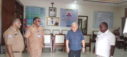 Bupati Merauke, Romanus Mbaraka saat sedang bersama Uskup Agung Merauke, Mgr. Petrus Canisius Mandagi, MSC – Surya Papua/Frans Kobun