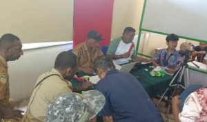 Pelayanan e-KTP serta identitas kependudukan lain terhadap jemaat di GPI Kristus Mopah Lama oleh Dinas Kependudukan dan Catatan Sipil Kabupaten Merauke – Surya Papua/Frans Kobun