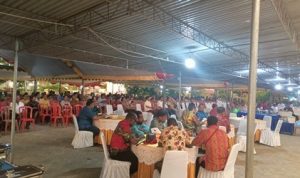 Ratusan orang termasuk perwakilan KBK dari setiap paroki mengikuti Natal bersama yang berlangsung di samping Gereja Katedral – Surya Papua/Frans Kobun