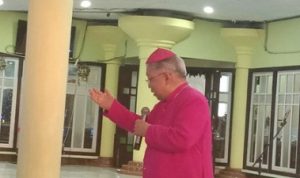 Uskup Agung Merauke, Mgr. Petrus canisius Mandagi, MSC berikan sambutan – Surya Papua/Frans Kobun