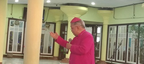 Uskup Agung Merauke, Mgr. Petrus canisius Mandagi, MSC berikan sambutan – Surya Papua/Frans Kobun