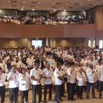 Bupati Merauke, Romanus Mbaraka didampingi Sekretaris Daerah (Sekda), Yeremias Paulus Ndiken foto bersama ratusan CPNS dan P3K usai pertemuan di auditorium kantor bupati tadi pagi – Surya Papua/Frans Kobun