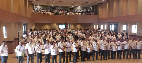 Bupati Merauke, Romanus Mbaraka didampingi Sekretaris Daerah (Sekda), Yeremias Paulus Ndiken foto bersama ratusan CPNS dan P3K usai pertemuan di auditorium kantor bupati tadi pagi – Surya Papua/Frans Kobun