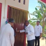 Bupati Merauke, Romanus Mbaraka didampingi Pastor Andi Fanumbi meresmikan Bevak Pintar Sekolah Alam St. Yoseph Yatomb – Surya Papua/Frans Kobun