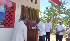 Bupati Merauke, Romanus Mbaraka didampingi Pastor Andi Fanumbi meresmikan Bevak Pintar Sekolah Alam St. Yoseph Yatomb – Surya Papua/Frans Kobun