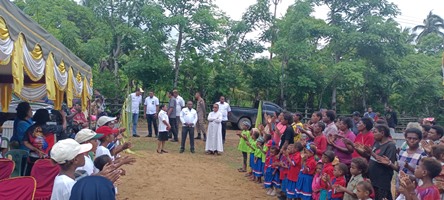 Puluhan anak-anak sedang menyambut kedatangan Bupati Merauke, Romanus Mbaraka – Surya Papua/Frans Kobun