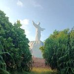 Patung Kristus Raja di Pulau Habe yang dibangun Romanus Mbaraka beberapa tahun silam – Surya Papua/Frans Kobun