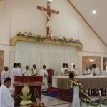 Puluhan pastor mendampingi RD Stefanus Mahuze memimpin misa perdana di Gereja Sang Penebus Kampung Baru – Surya Papua/Frans Kobun