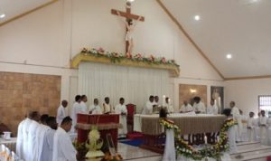 Puluhan pastor mendampingi RD Stefanus Mahuze memimpin misa perdana di Gereja Sang Penebus Kampung Baru – Surya Papua/Frans Kobun