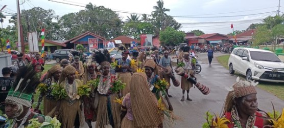 RD Stefanus Mahuze sedang diarak  umat dan drum band menuju ke Gereja Sang Penebus Kampung Baru – Surya Papua/Frans Kobun