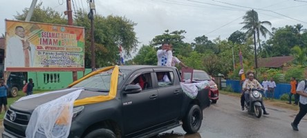 RD Stefanus Mahuze sedang diarak menuju ke gereja oleh umat serta drum band – Surya Papua/Frans Kobun