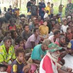 Ratusan masyarakat di Kondo sedang dengar arahan Bupati Merauke, Romanus Mbaraka – Surya Papua/Frans Kobun