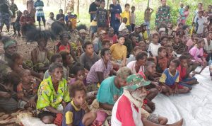 Ratusan masyarakat di Kondo sedang dengar arahan Bupati Merauke, Romanus Mbaraka – Surya Papua/Frans Kobun