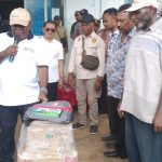 singga 2 Penyerahan tas secara simbolis oleh Bupati Merauke, Romanus Mbaraka kepada perwakilan siswa di Distrik Okaba – Surya Papua/Frans Kobun