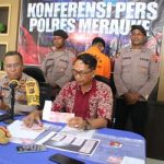 Kasi Humas Polres Merauke, Ajun Komisaris Polisi (AKP) Ahmad Nurung didampingi KBO Satuan Reserse Krimina, Ipda Sewang sedang menunjuk uang palsu – Surya Papua/Frans Kobun