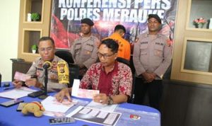 Kasi Humas Polres Merauke, Ajun Komisaris Polisi (AKP) Ahmad Nurung didampingi KBO Satuan Reserse Krimina, Ipda Sewang sedang menunjuk uang palsu – Surya Papua/Frans Kobun