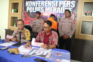 Kasi Humas Polres Merauke, Ajun Komisaris Polisi (AKP) Ahmad Nurung didampingi KBO Satuan Reserse Krimina, Ipda Sewang sedang menunjuk uang palsu – Surya Papua/Frans Kobun