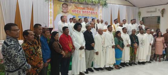 Foto bersama Pastor Wilfridus  bersama para pastor, Sekda Merauke dan keluarga besar Flobamora – Surya Papua/Frans Kobun