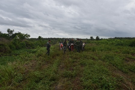 Danrem 174/ATW, Brigjen TNI Agus Widodo sedang melakukan peninjauan lahan di Kampung Yaba Maru, Distrik Tanah Miring – Surya Papua/IST