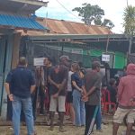 Antrian masyarakat di TPS 13, Kelurahan Bambu Pemali untuk menyalurkan pilihan politiknya – Surya Papua/Frans Kobun