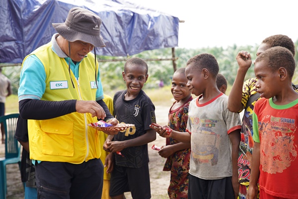 Seorang  perwakilan perusahaan tengah berinteraksi bersama anak – anak  dan masyarakat Kampung Ujungkia – Surya Papua/IST