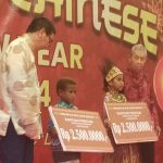 Penyerahan Bantuan dana kepada perwakilan siswa-siswi Orang Asli Papua dalam perayaan Imlek – Surya Papua/Frans Kobun