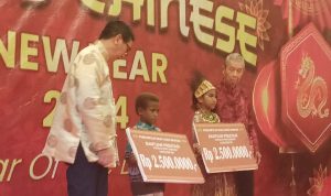Penyerahan Bantuan dana kepada perwakilan siswa-siswi Orang Asli Papua dalam perayaan Imlek – Surya Papua/Frans Kobun