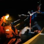 Tim rescue yang bergerak melakukan penyematana terhadap tiga nelayan setelah perahunya bocor – Surya Papua/IST