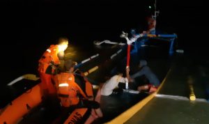 Tim rescue yang bergerak melakukan penyematana terhadap tiga nelayan setelah perahunya bocor – Surya Papua/IST