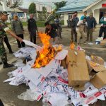 Pembakaran ribuan surat suara sisa oleh KPU Kabupaten Mappi – Surya Papua/IST