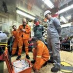 Tim teknisi sedang melakukan perbaikan kabel optic yang putus diantara perairan Merauke-Timika – Surya Papua/IST
