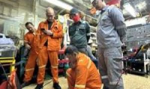Tim teknisi sedang melakukan perbaikan kabel optic yang putus diantara perairan Merauke-Timika – Surya Papua/IST