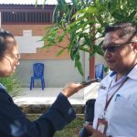 Ketua PPD Distrik Merauke, Daniel Taraneno saat diwawancarai di salah satu TPS-kemarin – Surya Papua/Frans Kobun