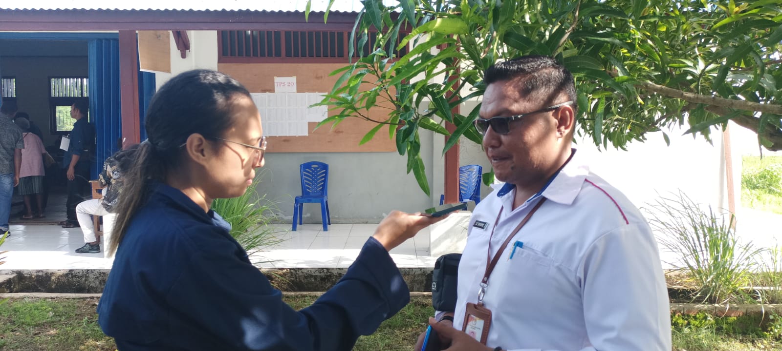 Ketua PPD Distrik Merauke, Daniel Taraneno saat diwawancarai di salah satu TPS-kemarin – Surya Papua/Frans Kobun