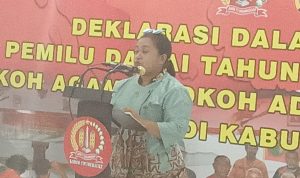 Ketua KPU Kabupaten Merauke, Rosina Kebubun sedang berokan sambutan pada deklarasi damai yang berlangsung di Kodim 1707 tadi pagi – Surya Papua/Frans Kobun