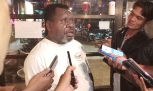 Unit Manager Communication Relations dan CSR Marketing Operation Region VIII Pertamina, Edi Mangun berikan keterangan pers kepada sejumlah wartawan – Surya Papua/Frans Kobun