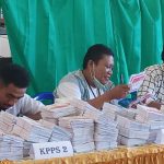 Aktivitas petugas KPPS di salah satu TPS dalam wilayah Distrik Merauke saat Pemilu 14 Pebruari 2024 lalu – Surya Papua/Frans Kobun