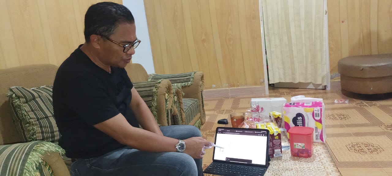 H. Muhammad Topan Syah, caleg DPR RI dari Partai Golkar sedang menunjukkan table data – Surya Papua/Frans Kobun