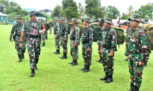 Dandim 1707 Merauke, Letkol Inf Bayu Kriswandito saat melepas personil TNI untuk melaksanakan TMMD di Distrik Ngguti – Surya Papua/IST